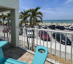 Crescent Beach Club 