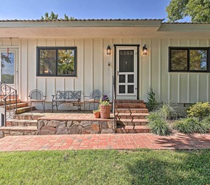 Charming Summerville Yard Sunroom 