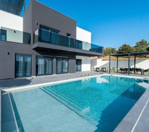Lun Outdoor Swimming 