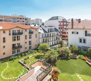 Residence Sea Golf Eugenie People Side 