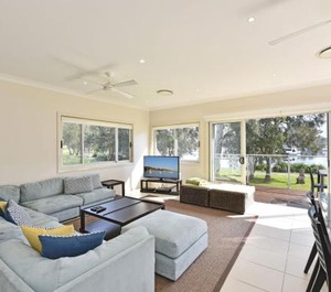 Wangi Lakehouse Lakefront 