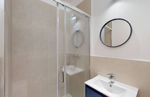 18th Arrondissement Resort | 185 m² Private room ∙ 1 bedroom ∙ 2 guests