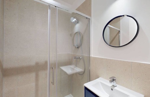 18th Arrondissement Resort | 185 m² Private room ∙ 1 bedroom ∙ 2 guests