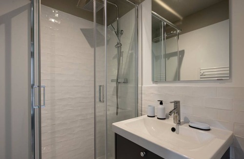 18th Arrondissement Resort | 248 m² Private room ∙ 1 bedroom ∙ 1 guest