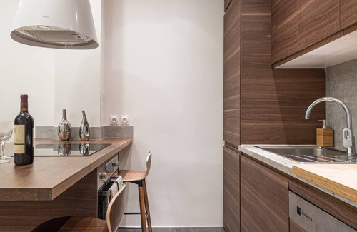 Quartier des Grandes-Carrieres Apartment | 4-room apartment with 3 bedrooms in Montmartre A/C near the metro