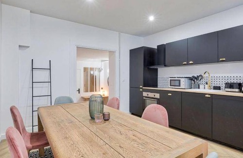 17th Arrondissement Apartment | 45 m² Apartment ∙ 3 bedrooms ∙ 8 guests