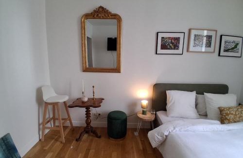 Arsenal Apartment | 5 minute Eiffel tour and Louvre meusm ,aoesome and romantic appartement in Marais ,1mins metro,amusing place