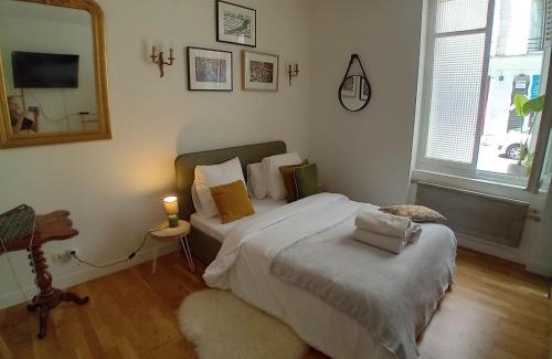 Arsenal Apartment | 5 minute Eiffel tour and Louvre meusm ,aoesome and romantic appartement in Marais ,1mins metro,amusing place