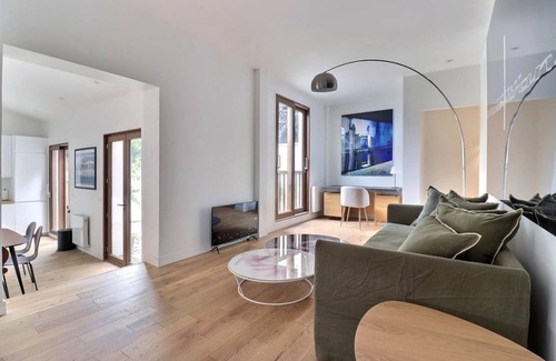 Republique–Point-du-Jour Apartment | 80 m² Apartment ∙ 2 bedrooms ∙ 4 guests