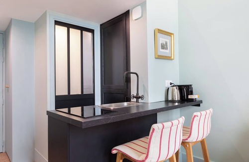 Saint-Thomas-d'Aquin Apartment | A Bright Studio in St Germain des Près