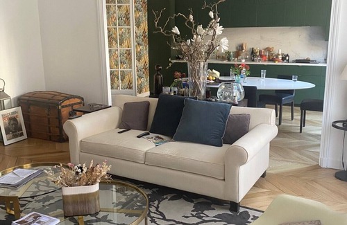 17th Arrondissement Apartment | Appartement Haussmannien Parisien Plein Coeur de Paris