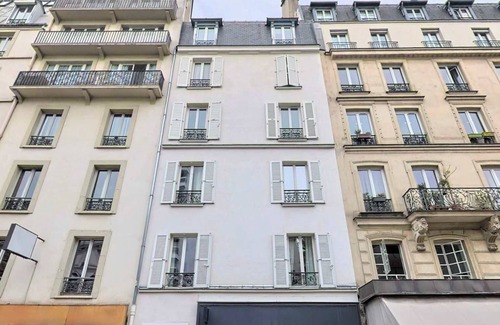 Ternes Apartment | Arc de Triomphe modern studio stay