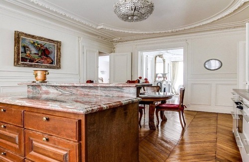 6th Arrondissement Apartment | BEAUTIFULLY VINTAGE- STUNNING ART DECOR IN ST GERMAIN DES PRES