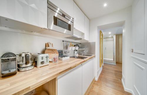 Gaillon Apartment | Central Historical Studio by Architect - Louvre