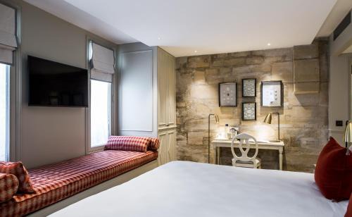 Arsenal Hotel | Charles V