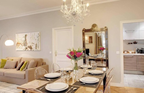 Saint-Merri Apartment | CHARMING CHATELET RETREAT: A FUSION OF ELEGANCE AND ECLECTICISM IN LE MARAIS