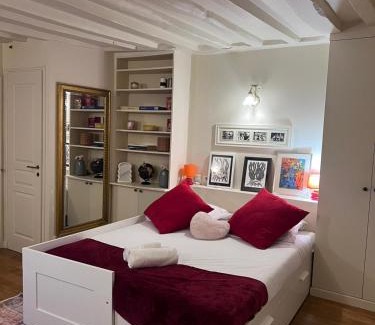 Saint-Thomas-d'Aquin Apartment | Charming Studio in Heart of Saint-Germain-des-Prés