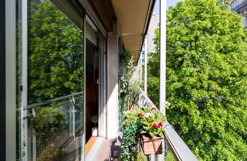 16th Arrondissement Apartment | Colourful on rue Singer, by Veeve