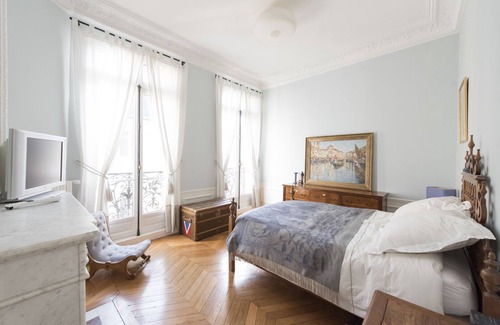 Porte-Dauphine Apartment | Duplex Near Trocadéro, by Veeve