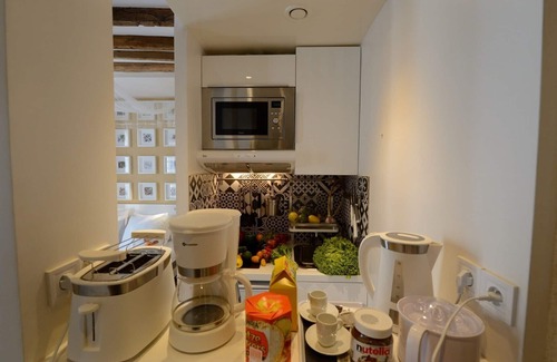 Arts-et-Metiers Apartment | E3DD White night
