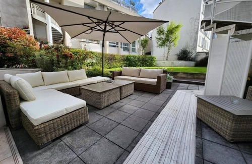Grenelle Apartment | EIFFEL TOWER VIEWS STUDIO WITH AIRCON