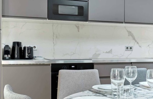 Ternes Apartment | Elegant 4 Bedroom Air Conditioned Apartment