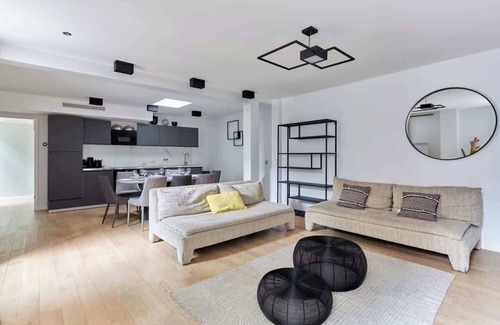Ternes Apartment | Elegant 4 Bedroom Air Conditioned Apartment