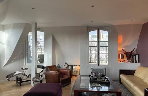 Saint-Thomas-d'Aquin Apartment | Exceptional Living in St Germain – Top-Floor Apartment with Vistas
