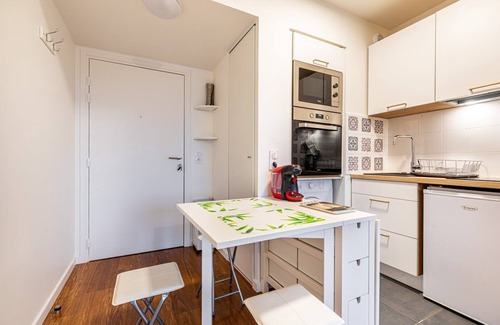 Les Puces de Saint-Ouen Apartment | GuestReady - Green sage near Bauer Stadium