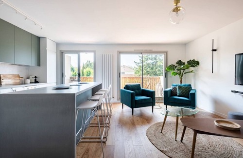 Clamart Apartment | ICONIC apartment, close to shops, Porte de Versailles