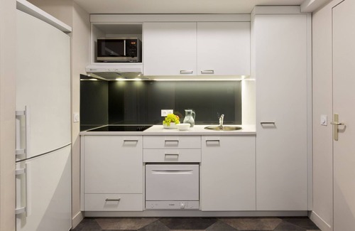Porte-Dauphine Apartment | In The Heart Of Trocadero 2 Bedroom With Aircon