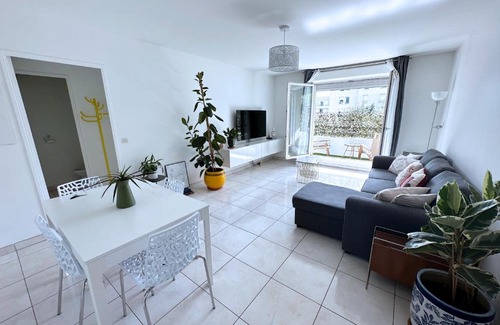 Saint-Denis Apartment | L'écrin du stade By UTA HOUSE