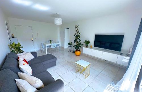 Saint-Denis Apartment | L'écrin du stade By UTA HOUSE