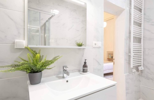 Arts-et-Metiers Apartment | Meslay - Two Bedroom Apartment, Sleeps 4