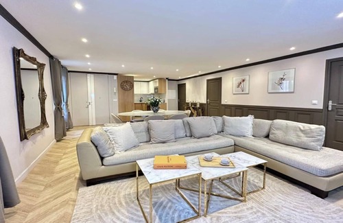Gaillon Apartment | OPULENT PARISIAN RETREAT: LUXURY APARTMENT AT OPÉRA AND PLACE VENDÔME- 3 BEDROOM