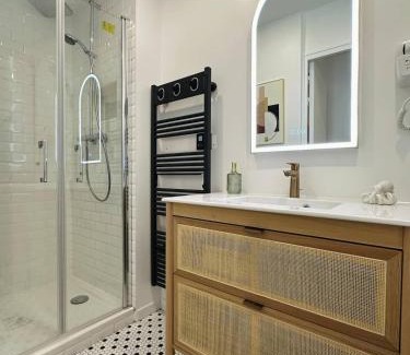 Grenelle Apartment | Relais Cocorico - Town House 4 Private Suites, AC Cinema Gym & Sauna