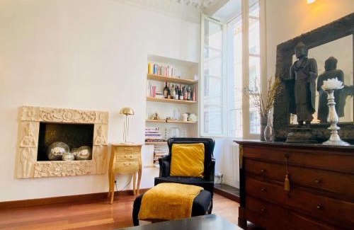 Quartier de la Porte-Saint-Denis Apartment | Romantic Apartment near Le Marais