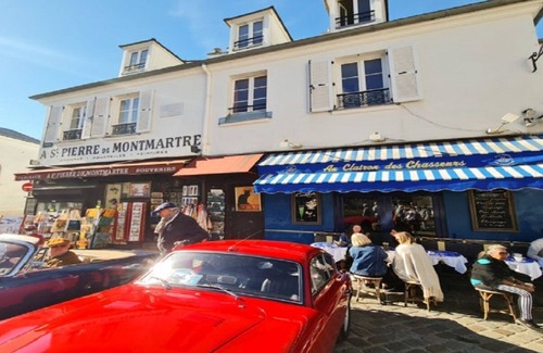 Montmartre Apartment | Rue Lepic - quintessential winding cobblestone street- Take a step into the past