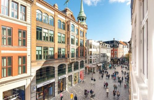 Copenhagen City Centre Apartment | Sanders Leaves - Charming Three-Bedroom Apartment In Downtown Copenhagen