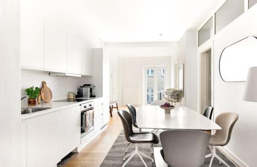 Copenhagen City Centre Apartment | Sanders Leaves - Charming Three-Bedroom Apartment In Downtown Copenhagen