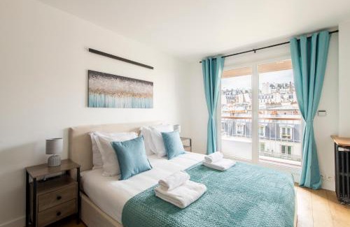 Quartier des Grandes-Carrieres Apartment | Spacious Montmartre Apartment - Sacré-Cœur View & Balcony