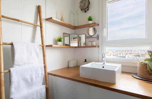 Quartier des Grandes-Carrieres Apartment | Spacious Montmartre Apartment - Sacré-Cœur View & Balcony