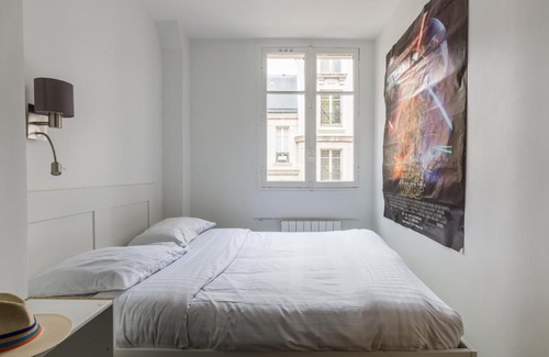 17th Arrondissement Apartment | Veeve - Opulent Blues in Batignolles