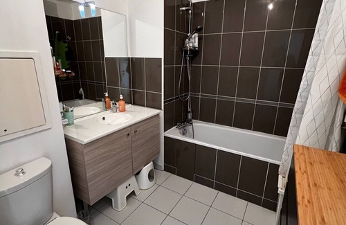 Batignolles Apartment | Zentrales Pariser Familienapartment mit Balkonen. Direkte Metro von Orly Airport