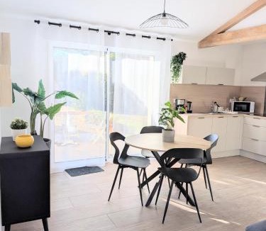 Entraigues-sur-la-Sorgue House | À l'ombre du pin