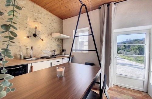 Volx Apartment | à la Campagne en Provence, Parking et Jardin