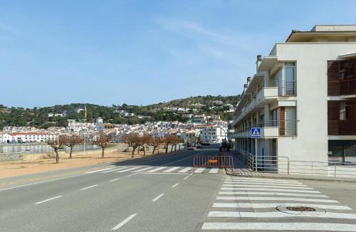 Port de la Selva Apartment | Ático en Primera Línea para 6 con Terraza y Piscina Común - ES-228-60
