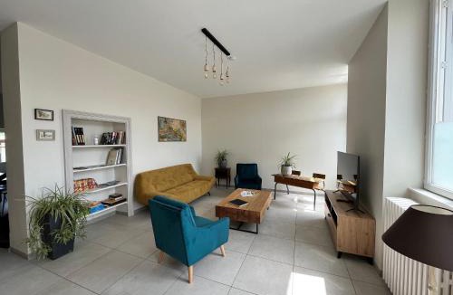 Paudy House | École rénovée avec terrasse, 3 chambres, draps, ménage et chauffage inclus - FR-1-591-344