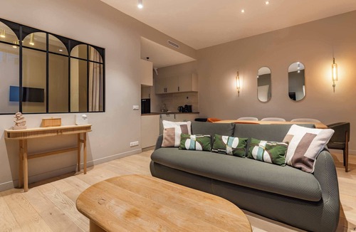 Quartier de la Porte-Saint-Denis Apartment | Élégant 3 pièces climatisé au cœur de Paris 10