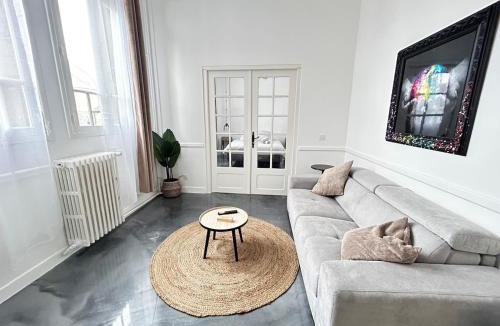 Domfront en Poiraie Apartment | Élégant*Epoxy*Design&Décor